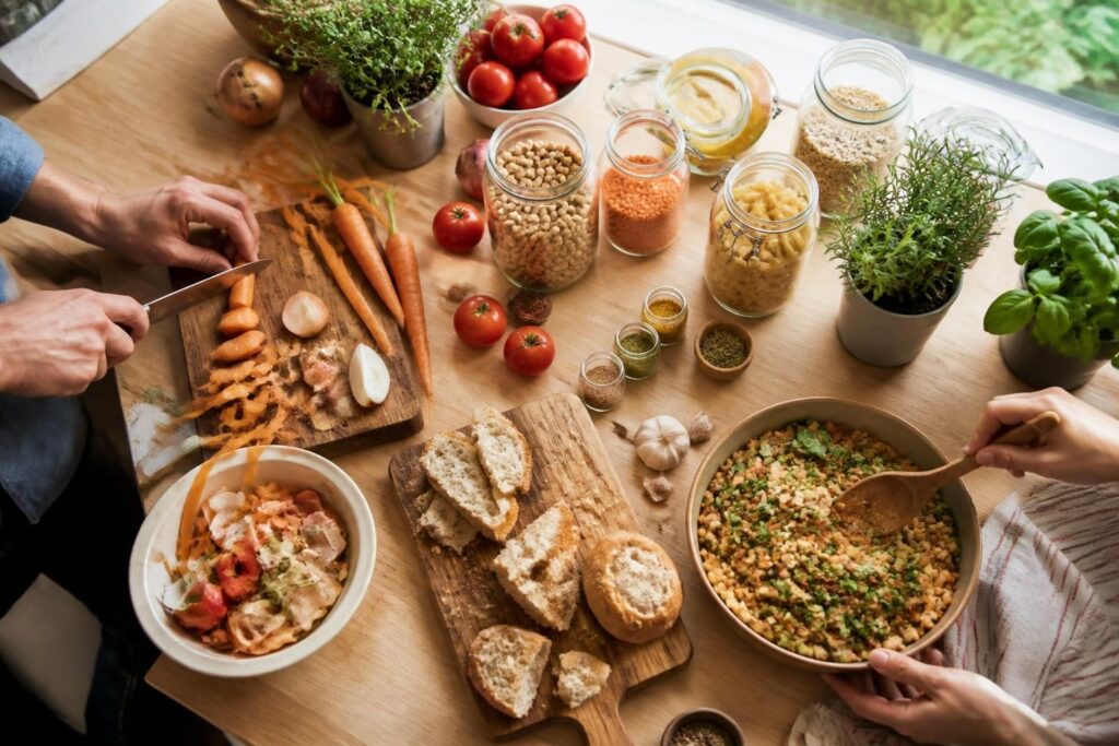 apprenez à cuisiner avec les ingrédients de vos placards pour éviter le gaspillage alimentaire grâce à des astuces anti-gaspi et des recettes malignes.