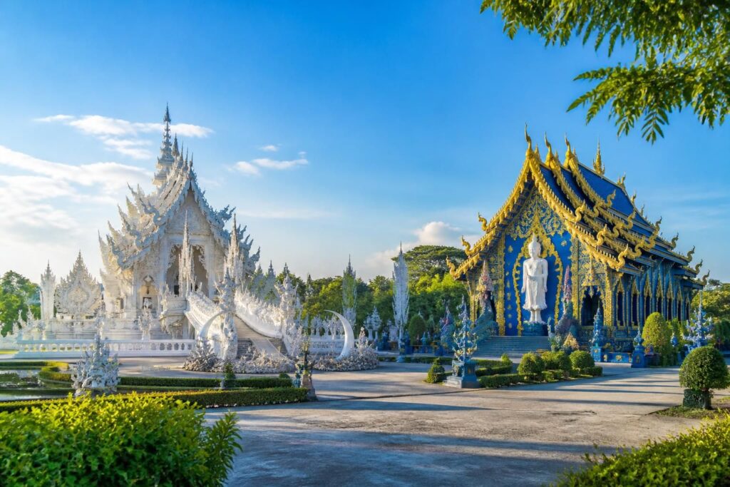 explorez les temples emblématiques de thaïlande : wat rong khun, le temple blanc éclatant, et wat rong suea ten, le temple bleu mystique. plongez dans leur histoire, leur architecture unique et leur signification culturelle.