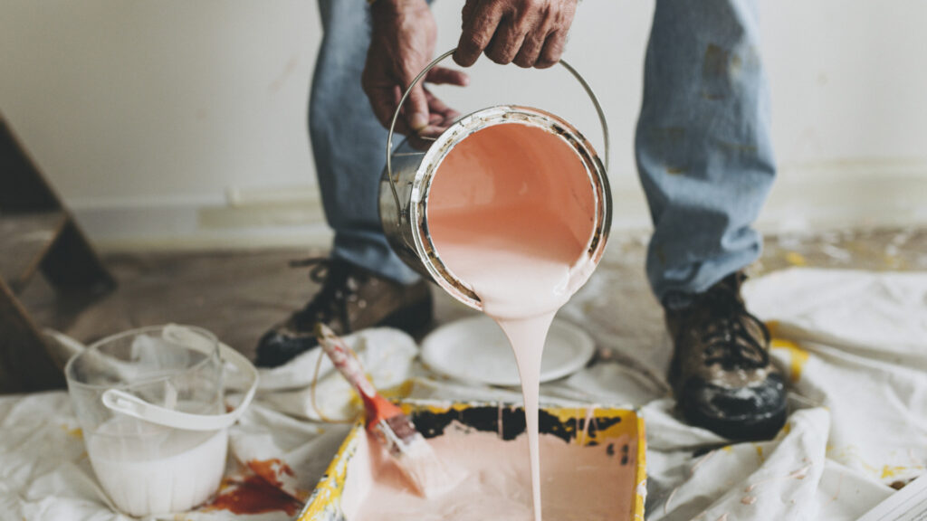 Pots de peinture professionnelle et rouleau